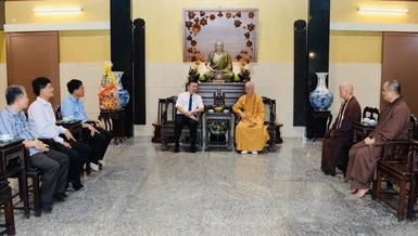 Đoàn lãnh đạo Sở Dân tộc và Tôn giáo TP.HCM thăm Đức Pháp chủ GHPGVN tại chùa Huê Nghiêm - Ảnh: Bảo Toàn/BGN