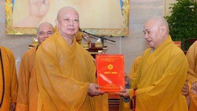 Trưởng lão Hòa thượng Thích Thiện Pháp trao quyết định Trưởng ban Trị sự GHPGVN TP.HCM đến Hòa thượng Thích Lệ Trang - Ảnh: Bảo Toàn/BGN