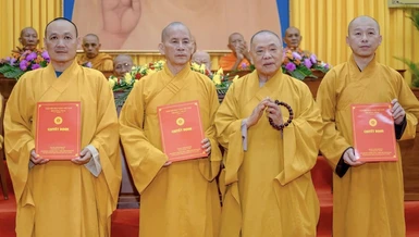Trưởng lão Hòa thượng Thích Thiện Pháp trao quyết định đến chư tôn đức Ban Thường trực Ban Trị sự tỉnh An Giang