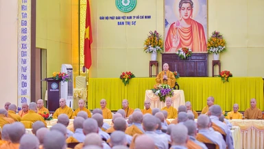 Hòa thượng Thích Lệ Trang sách tấn các hành giả tại trường hạ tổ đình Hội Khánh ((P.Thủ Dầu Một, TP.HCM) - Ảnh: Quảng Đạo/BGN