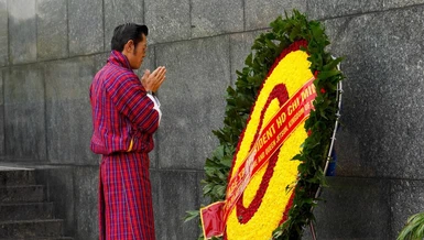 Quốc vương Bhutan Jigme Khesar Namgyel Wangchuck đặt vòng hoa tưởng niệm trước lúc vào lăng viếng Chủ tịch Hồ Chí Minh