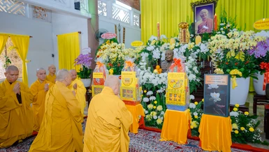Trưởng lão Hòa thượng Chủ tịch Hội đồng Trị sự và phái đoàn cung kính trước Giác linh đài Trưởng lão Hòa thượng Thích Minh Châu - Ảnh: Đăng Huy