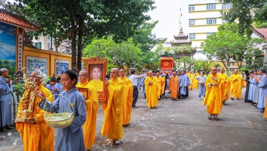 Cung thỉnh kim quan Thượng tọa Thích Quảng Tánh từ tổ đình Phước Viên đến nơi trà-tỳ - Ảnh: Nguyên Tài/BGN