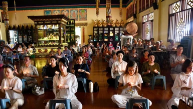 Ca sĩ, người mẫu Diệp Lâm Anh tham dự lễ Vu lan tại tu viện Như Giác