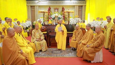 Thượng tọa Thích Quảng Hiền cung tuyên tiểu sử cố Thượng tọa Thích Quảng Tánh trong Lễ truy niệm - Ảnh: Nguyên Tài/BGN