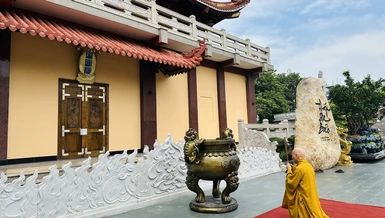 Trưởng lão Hòa thượng Thích Giác Quang thành kính dâng hương tưởng niệm trước tháp Đa Bảo, nơi đang tôn trí xá-lợi Trái tim Bồ-tát Thích Quảng Đức, sáng 12-9-2025