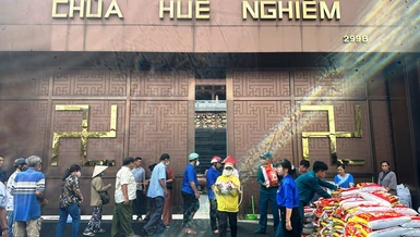 900 phần quà được Đạo tràng Pháp Hoa chùa Huê Nghiêm trao tặng đến bà con khó khăn