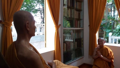 Trưởng lão Hòa thượng Viên Minh đảnh lễ trước tượng Đại lão Hòa thượng Hộ Tông - Ảnh: F.TĐBL