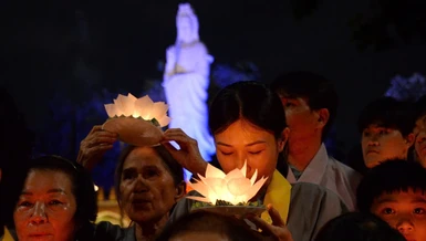 Đông đảo Phật tử tham dự cầu nguyện - Ảnh: Bảo Toàn/BGN