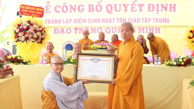 Hòa thượng Thích Trí Minh trao quyết định thành lập điểm sinh hoạt tôn giáo tập trung Quang Minh đến Sư cô Thích nữ Trung Vân 