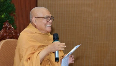 Hòa thượng Thích Giác Toàn, Phó Chủ tịch Hội đồng Trị sự, Viện trưởng Viện Nghiên cứu Phật học VN thuyết giảng tại chùa Vạn Đức 