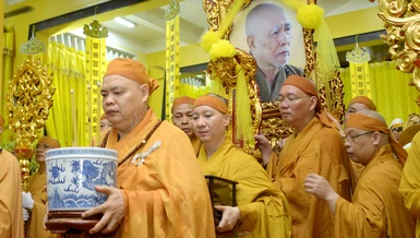 Thượng tọa Thích Thanh Phong thỉnh bát nhang trong Lễ phụng tống kim quan Trưởng lão Hòa thượng Thích Trí Tịnh từ chùa Vĩnh Nghiêm về Linh Phong Thiền Uyển ngày 12-10-2025 - Ảnh: Bảo Toàn/BGN