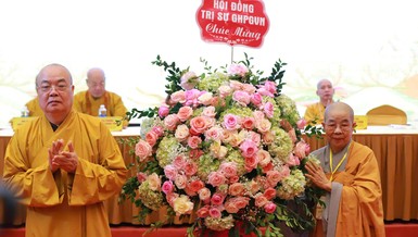 Trưởng lão Hòa thượng Thích Thanh Nhiễu tặng lẵng hoa của Hội đồng Trị sự chúc mừng Ban Tổ chức