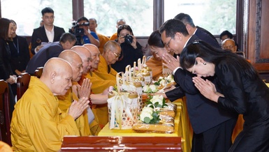 [Video] Bộ Ngoại giao Vương quốc Thái Lan dâng y Kathina của Hoàng gia lên Đức Pháp chủ và chư vị giáo phẩm