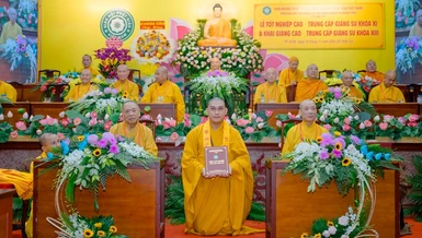 Tăng sinh nhận Bằng tốt nghiệp Lớp Cao cấp Giảng sư khóa XI