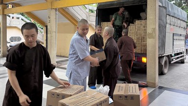 Chư Tăng điểm tập kết thực phẩm chùa Vĩnh Nghiêm khẩn trương bốc xếp hàng để chuyển ra Khánh Hòa phục vụ các bếp ăn dã chiến