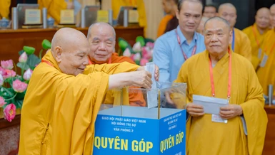 Trưởng lão Hòa thượng Thích Thiện Nhơn và chư vị giáo phẩm trong đợt phát động cứu trợ đồng bào bị ảnh hưởng thiên tai các tỉnh miền Bắc - Ảnh: Đăng Huy