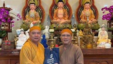 Thượng tọa Thích Thanh Phong tiếp nhận 600 triệu đồng từ Anh hùng lao động Hoàng Đức Thảo - người được cố Trưởng lão Hòa thượng Thích Trí Tịnh giao phó việc tạm giữ dùng cho các thiện sự