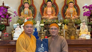 Thượng tọa Thích Thanh Phong tiếp nhận 600 triệu đồng từ Anh hùng lao động Hoàng Đức Thảo - người được cố Trưởng lão Hòa thượng Thích Trí Tịnh giao phó việc tạm giữ dùng cho các thiện sự