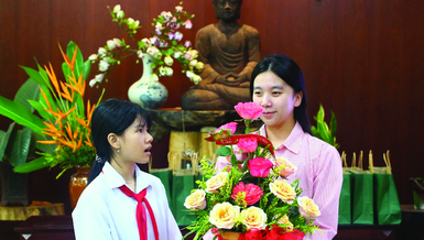 Bảo Trân xúc động với lời chúc từ các em học sinh nhận học bổng trong ngày sinh nhật của mình