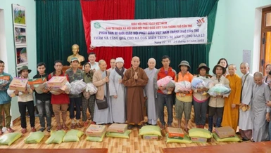 Các tổ chức, tự viện thăm và trao quà đến đồng bào vùng bão lũ miền Trung, Tây Nguyên