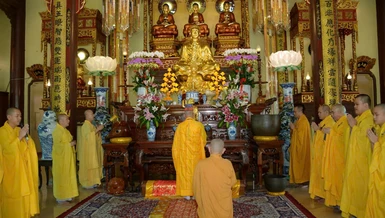 Lễ cúng ngọ tại chánh điện thiền viện Vạn Hạnh - TP.HCM tưởng niệm 9 năm ngày Trưởng lão Hòa thượng Thích Chơn Thiện viên tịch