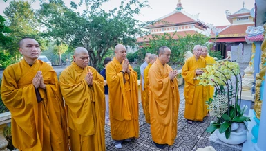Thượng tọa Thích Tâm Hải và phái đoàn Báo Giác Ngộ đảnh lễ trước bảo tháp Trưởng lão Hòa thượng Thích Minh Nguyệt trong khuôn viên tổ đình Thiên Thai (xã Long Điền) - Ảnh: Tâm Quý/BGN