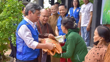 Phó Bí thư Thành ủy, Chủ tịch Ủy ban MTTQVN TP.HCM Nguyễn Phước Lộc và Thượng tọa Thích Thanh Phong trao quà đến bà con tỉnh Khánh Hòa, giúp bà con tái thiết cuộc sống sau thiên tai lũ lut