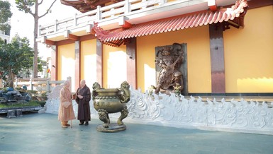 Đức Pháp chủ GHPGVN và Hòa thượng Thích Lệ Trang trước tháp Đa Bảo - Ảnh: Nguyên Tài/BGN