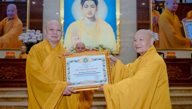 Trưởng lão Hòa thượng Thích Thiện Nhơn trao Bằng tuyên dương công đức đến Hòa thượng Thích Lệ Trang