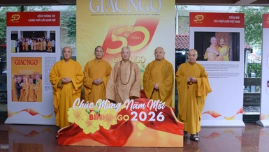 Đức Pháp chủ GHPGVN và Hòa thượng Thích Lệ Trang, Hòa thượng Thích Thiện Thống, Hòa thượng Thích Huệ Thông, Hòa thượng Thích Nhựt Hỷ tại không gian chụp ảnh lưu niệm - Ảnh: Bảo Toàn/BGN