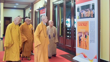 Đức Pháp chủ và chư vị Trưởng lão xem các dấu ấn của Báo Giác Ngộ trưng bày tại Việt Nam Quốc Tự - Ảnh: Quảng Đạo