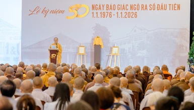 Thượng tọa Thích Tâm Hải, Tổng Biên tập phát biểu khai mạc trong Lễ kỷ niệm 50 năm Báo Giác Ngộ, diễn ra tại Việt Nam Quốc Tự, ngày 31-12-2025 - Ảnh: Đăng Huy