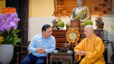 Đức Pháp chủ GHPGVN và Thứ trưởng Bộ Dân tộc và Tôn giáo Nguyễn Hải Trung - Ảnh: Nguyện Truyền/BGN