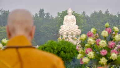 Đức Pháp chủ chứng minh Lễ Phật thành đạo tại HVPGVN tại TP.HCM - Ảnh: Quảng Đạo/BGN