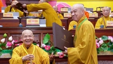 Hòa thượng Thích Nhựt Hỷ, Phó Trưởng ban Thường trực Ban Trị sự GHPGVN TP.HCM đón nhận Giáo chỉ của Đức Pháp chủ do Trưởng lão Hòa thượng Thích Thiện Nhơn đại vị trao cho đơn vị GHPGVN TP.HCM - Ảnh: Bảo Toàn/BGN