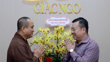 Giám đốc Sở Dân tộc và Tôn giáo TP.HCM với Thượng tọa Tổng Biên tập Báo Giác Ngộ - Ảnh: Bảo Toàn/BGN