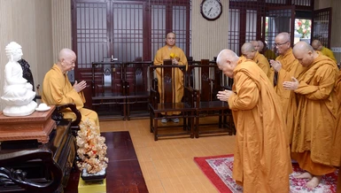 Hòa thượng Thích Giác Toàn hướng dẫn các vị Thường trực Viện Nghiên cứu Phật học VN khánh tuế Đức Pháp chủ - Đại lão Hòa thượng Thích Trí Quảng - Ảnh: Bảo Toàn/BGN