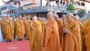 Đức Pháp chủ, Trưởng lão Hòa thượng Chủ tịch Hội đồng Trị sự cùng chư vị Trưởng lão dâng hương trước tháp Đa Bảo - nơi an vĩnh viễn xá-lợi Trái tim Bồ-tát Thích Quảng Đức - Ảnh: Bảo Toàn/BGN