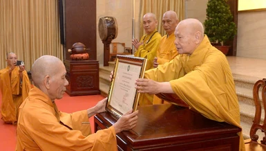 Trưởng lão Hòa thượng Thích Thiện Nhơn trao Giáo chỉ tấn phong đến Hòa thượng Thích Giác Trí - Ảnh: Bảo Toàn/BGN