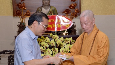 Đức Pháp chủ tặng giai phẩm báo Giác Ngộ xuân Bính Ngọ đến Đại tá Lê Quang Đạo - Ảnh: Bảo Toàn/BGN