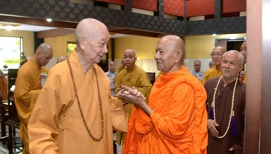 Đức Pháp chủ ân cần thăm hỏi Hòa thượng Đào Như, Trưởng ban Trị sự GHPGVN TP.Cần Thơ - Ảnh: Báo Giác Ngộ