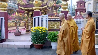 Đức Pháp chủ GHPGVN trở về tổ đình Huê Nghiêm tảo tháp chư vị Tổ sư theo truyền thống thiền môn - Ảnh: Bảo Toàn/BGN