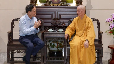 Ủy viên Bộ Chính trị, Bí thư Thành ủy TP.HCM Trần Lưu Quang chúc Tết Đức Pháp chủ - Ảnh: Bảo Toàn/BGN