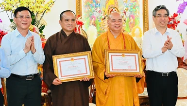 Ông Nguyễn Phước Lộc trao Bằng khen của Chủ tịch UBND TP.HCM đến Thượng tọa Thích Thanh Phong và Thượng tọa Thích Tâm Hải - Ảnh: Việt Dũng
