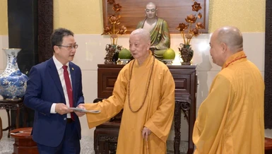 Ông Nguyễn Văn Thanh đến chùa Huê Nghiêm chúc Tết Đức Pháp chủ GHPGVN - Ảnh: Bảo Toàn/BGN