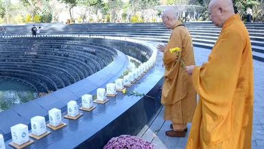 Đức Pháp chủ GHPGVN - Đại lão Hòa thượng Thích Trí Quảng đặt hoa tưởng niệm đồng bào tử vong trong đại dịch Covid-19 tại tượng đài Giọt nước - Công viên số 1 Lý Thái Tổ sáng 16-2026 - Ảnh: Bảo Toàn/BGN