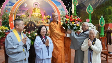 Phật tử Đạo tràng Pháp Hoa dâng hoa chúc mừng năm mới đến Hòa thượng Thích Bảo Nghiêm