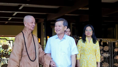 Đại lão Hòa thượng Thích Trí Quảng cùng ông Lê Minh Trí và phu nhân, gia quyến tại chùa Huê Nghiêm - TP.HCM - Ảnh: Nguyện Truyền/BGN