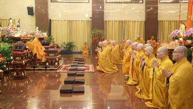 Chư tôn đức Ban Thường trực Ban Trị sự Phật giáo TP.HCM khánh tuế Đức Pháp chủ GHPGVN, cùng chư vị giáo phẩm Hội đồng Chứng minh - Ảnh: Nguyên Tài/BGN